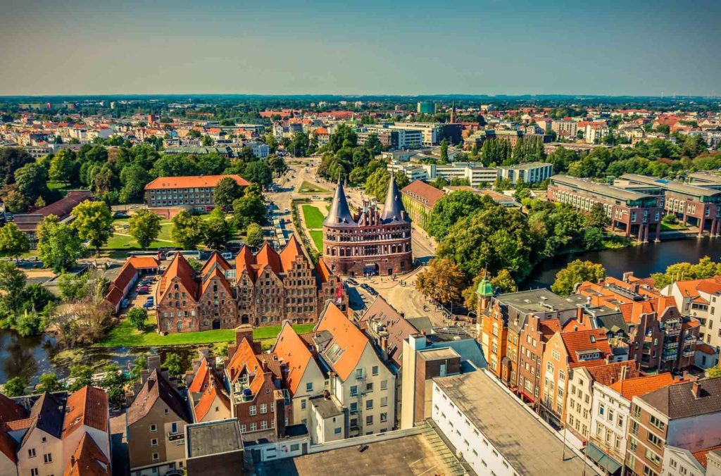 Luftbild eines Wahrzeichens in einer Stadt mit Horizont