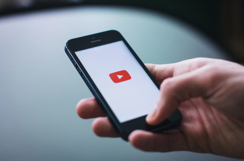 Nutzer schauen YouTube Videos auf dem Smartphone