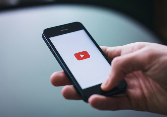 Nutzer schauen YouTube Videos auf dem Smartphone