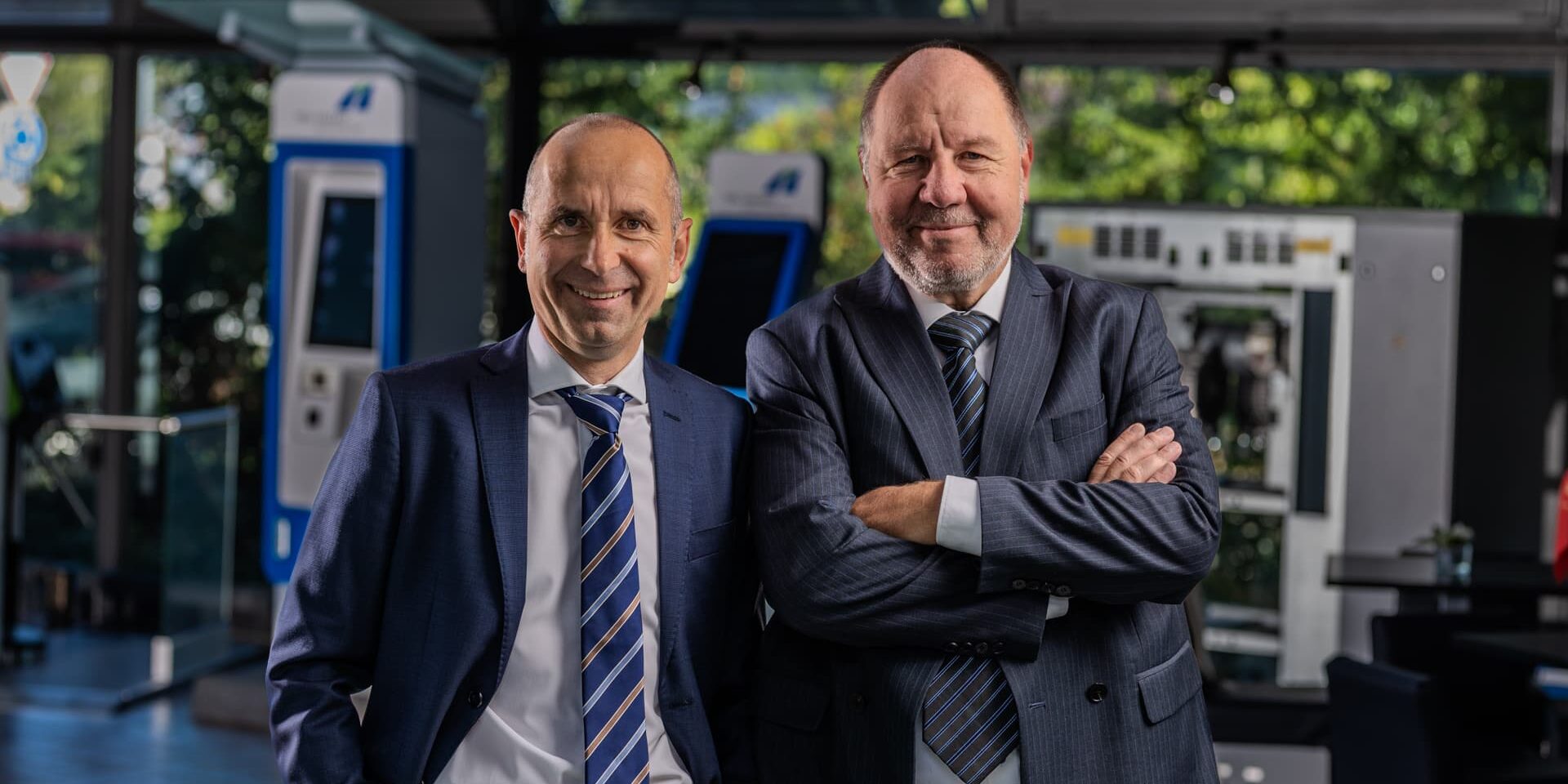 Unternehmensfotografie Porträtfoto für die Deutsche Mechatronics, das zwei Führungskräfte selbstbewusst im Team zeigt