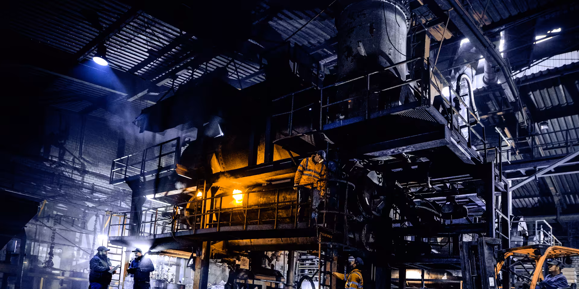 Professionelle Image Industriefotografie für das Unternehmen Hoesch Granules, das die Industrie-Anlage und Mitarbeiter episch inszeniert