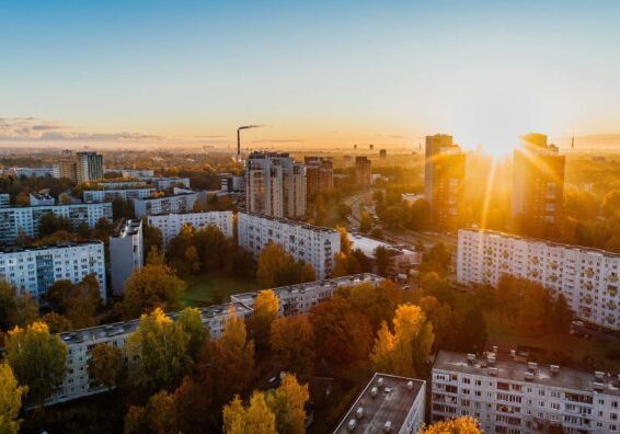 Luftaufnahmen einer Stadt im Sonnenuntergang