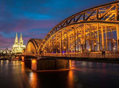 Kölner Dom und Brücke beleuchtet bei Nacht