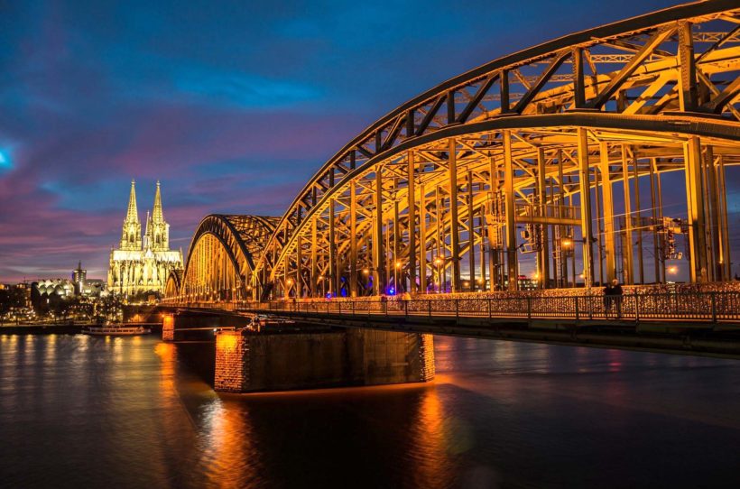 Kölner Dom und Brücke beleuchtet bei Nacht