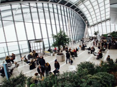 Panorama einer Messehalle mit Menschen und Pflanzen