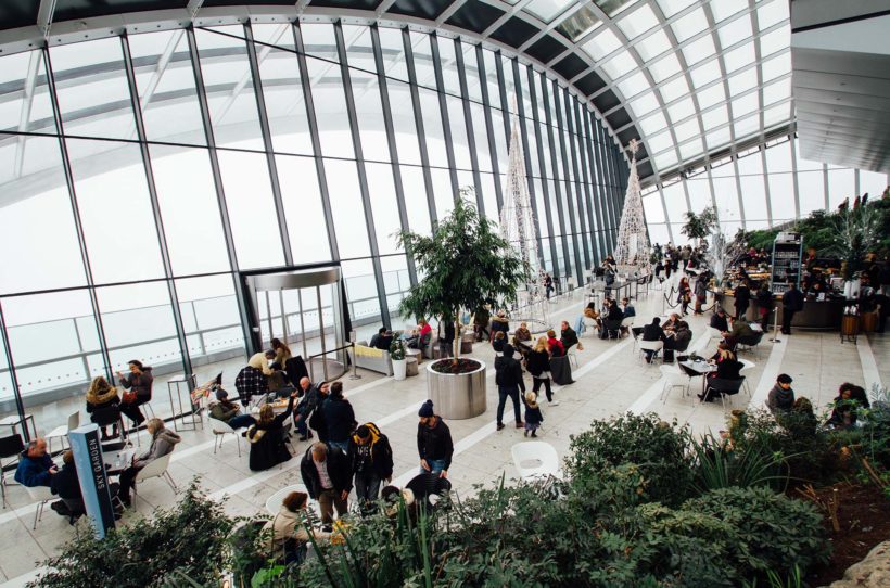 Panorama einer Messehalle mit Menschen und Pflanzen