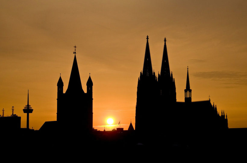 Sonnenuntergang hinter dem Kölner Dom