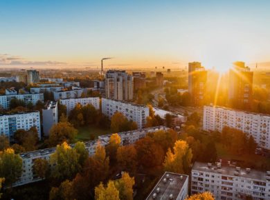 Luftaufnahmen einer Stadt im Sonnenuntergang