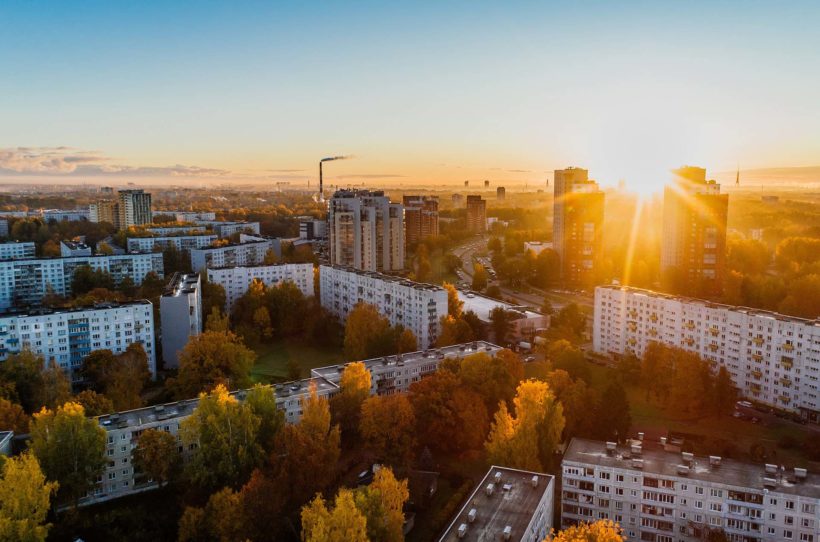 Luftaufnahmen einer Stadt im Sonnenuntergang