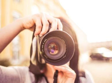 Stockfootage Porträt einer Frau mit Kamera