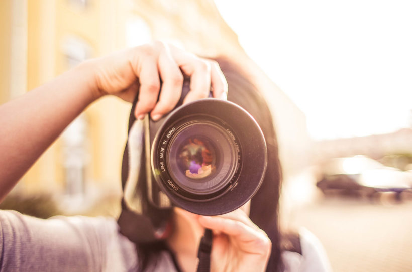 Stockfootage Porträt einer Frau mit Kamera